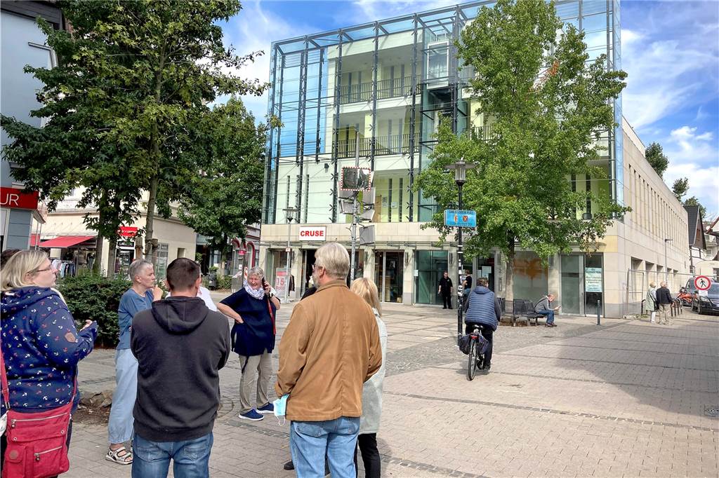 Weil die Alarmanlage nicht verstummen wollte, durften Mitarbeiter und Kunden auch nach dem Abrücken der Feuerwehr zunächst nicht in das Gebäude der Arbeitsagentur am Cavaplatz zurückkehren.