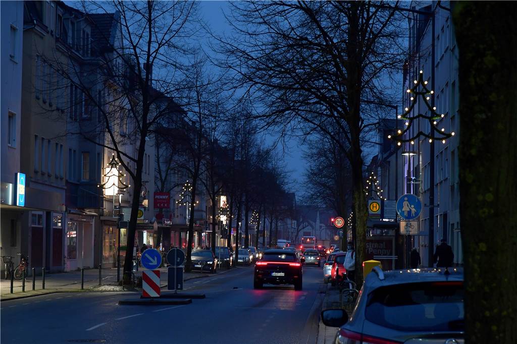 Neue Laternen, neue Technik: Brambauer erstrahlt in weihnachtlichem Glanz Weil die alte Beleuchtung nicht an die neuen Laternen gepasst hätte, wurde das Material runderneuert - inklusive LED-Technik.