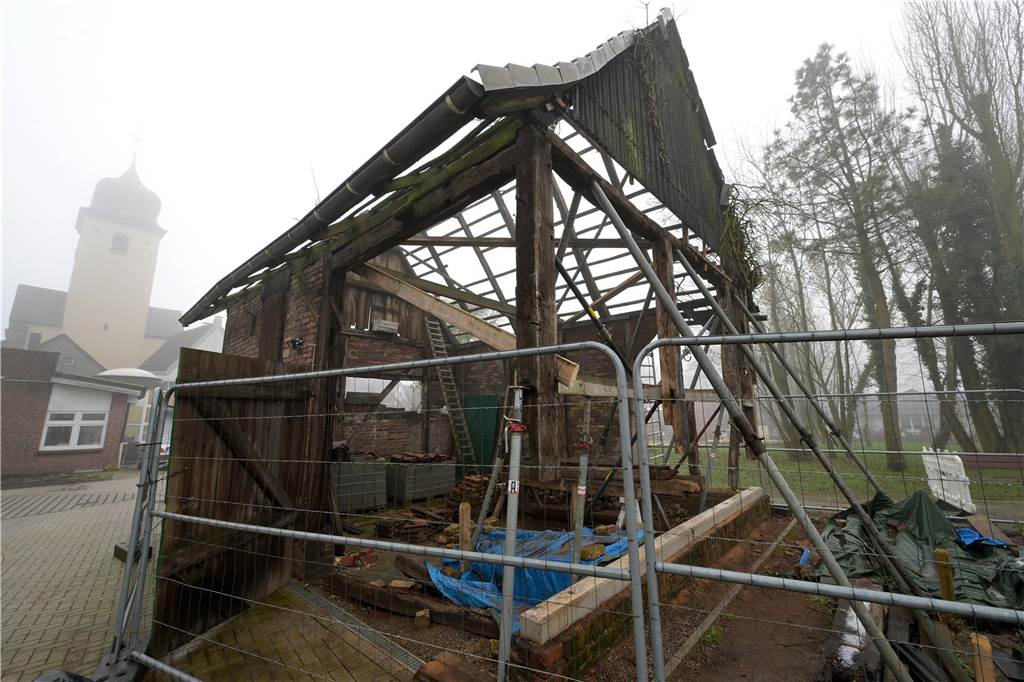 Wiederaufbau am Bansenhaus im vollen Gange: Fertigstellung verschoben Weil die Helfer allesamt in ihrer Freizeit arbeiten, kommen die Arbeiten nicht so schnell voran wie gewünscht.