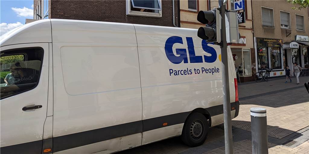 Weiter Lücken bei Sicherheitspollern in der Fußgängerzone von Dorsten Paketdienst inn Fußgängerzone.