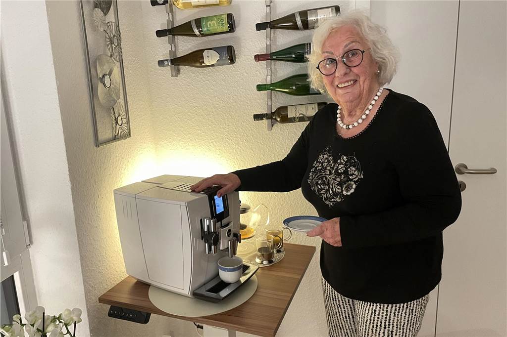 Waltraud und Ingo Détemple lieben ihr neues Leben im Seniorenwohnsitz Waltraud Détemple steht an der Kaffeemaschine in ihrer Wohnung im Seniorenwohnsitz in Lütgendortmund.