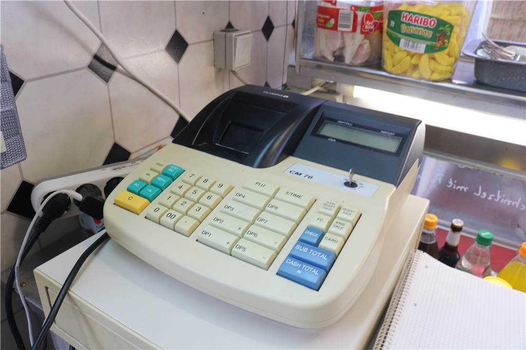 Erneuter Diebstahl aus Imbisswagen: Täter klemmt sich Kasse der Snackbar Number 1 unter den Arm Weil die neue Registrierkasse gestohlen wurde, steht nun das ältere Exemplar auf dem Tresen im Imbisswagen.