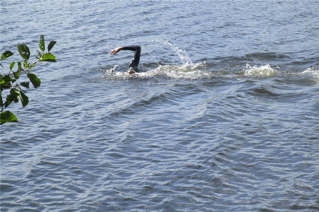 Verletzung zum „besten“ Zeitpunkt – Schwerter (22) wechselt Sportart und Stadt Weil die Schwimmbäder derzeit geschlossen haben, überlegt Koster sogar, in den Seen der Hauptstadt zu trainieren.