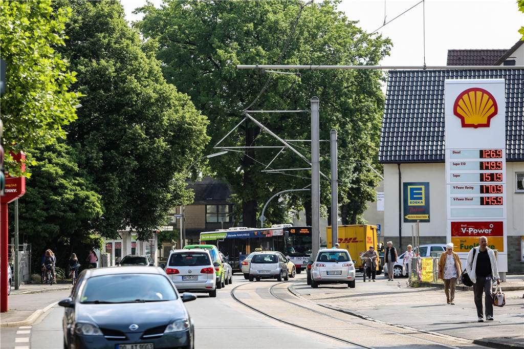 Stadt Dortmund unterstützt zweigleisigen Stadtbahn-Ausbau in Wickede Weil die Stadtbahn in beiden Richtungen auf demselben Gleis unterwegs ist, kommen Autofahrer in Richtung Stadtgrenze der Bahn auf ihrer Seite entgegen, sodass sie in Richtung Fahrbahnmitte ausweichen müssen.