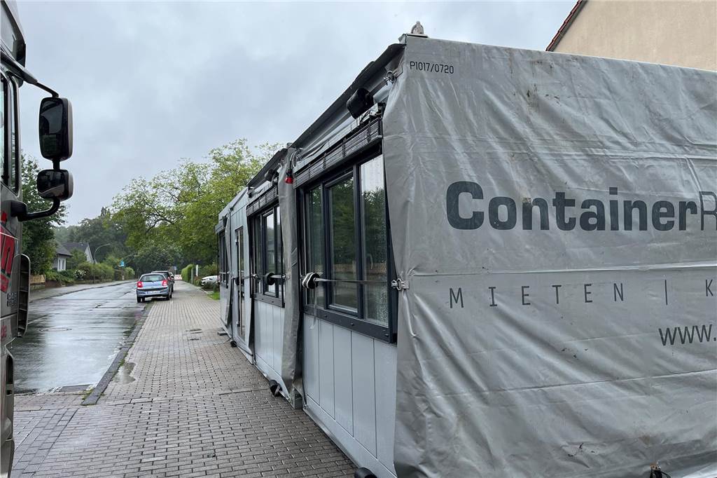 Weil die Zufahrt zum Schulhof am Freitag mit einem Poller versperrt war, parkte die Lieferfirma die Container zunächst auf dem Gehweg
