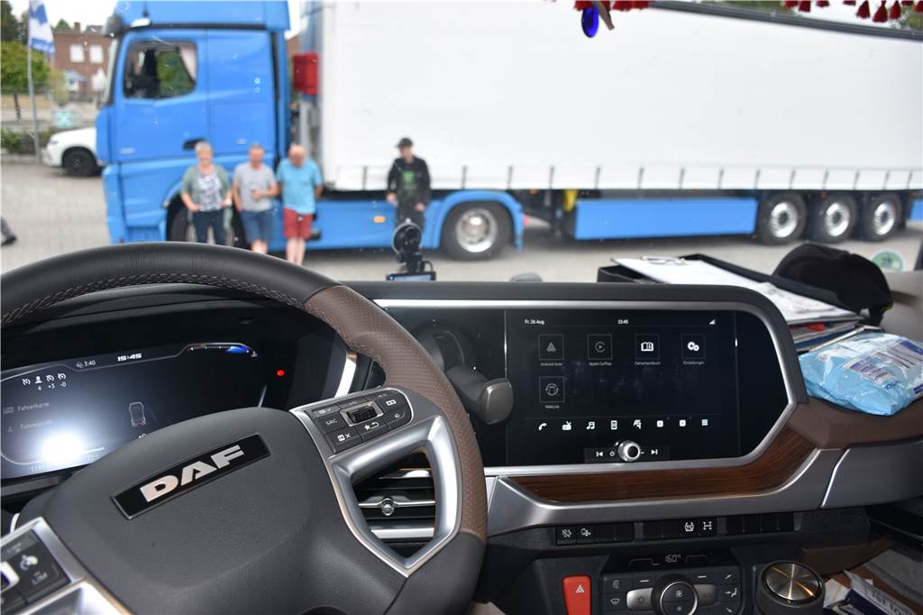 Spedition Hoeper investiert: Zufriedenheit der Fahrer wichtiger denn je Weil direkt vor dem hohen LKW ein toter Winkel entsteht, helfen dem Fahrer eine Kamera und ein digitaler Assistent.