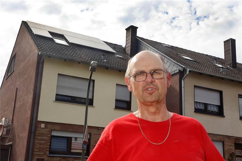Kein Balkonkraftwerk bei PV-Anlage: Thomas Gericke versteht Welt nicht Thomas Gericke vor seinem Haus in Bergkamen-Mitte.