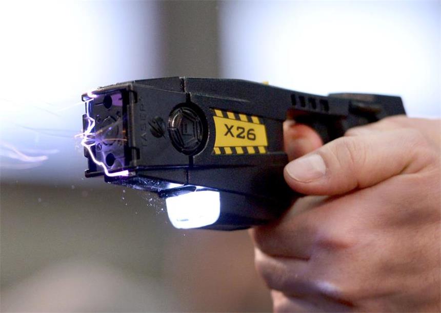 Räuber bedrohen 17-Jährigen mit Pistole und Elektroschocker Weil er seine Kunden mit einem Elektroschocker bedroht hat, wird gegen einen Taxifahrer aus Lüdinghausen ermittelt. (Symbolfoto)