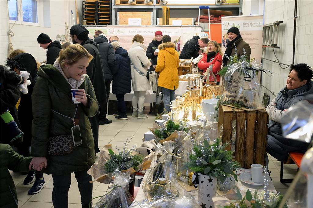 Adventsmarkt in Cappenberg kurzerhand umgeplant: Besucher stöbern entspannt im Trockenen Weil es am Nachmittag stark regnete, hatten die Organisatoren den Cappenberger Weihnachtsmarkt in die Fahrzeughallen der Feuerwehr verlagert. So konnten die Besucher in Ruhe im Trockenen stöbern.