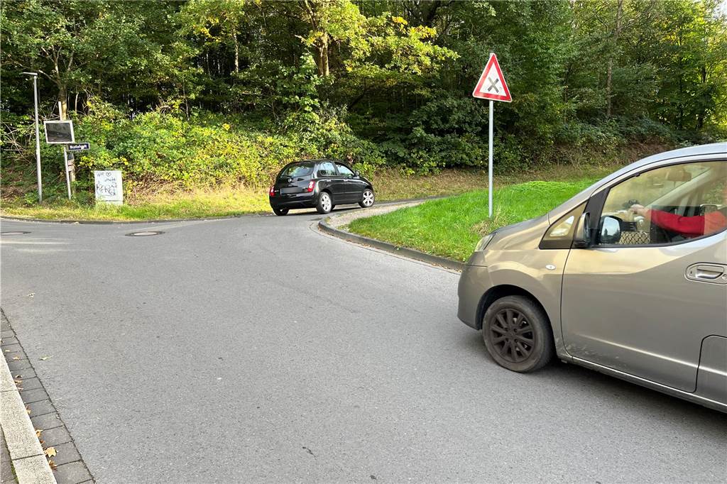 Sieben Orte: Fahrlehrer Matthias Müller weiß, wo Autofahrer Fehler machen Weil es auf der Cottenburgstraße steil bergauf geht, ignorieren viele Autofahrer das rechts-vor-links mit der Westhofenstraße.
