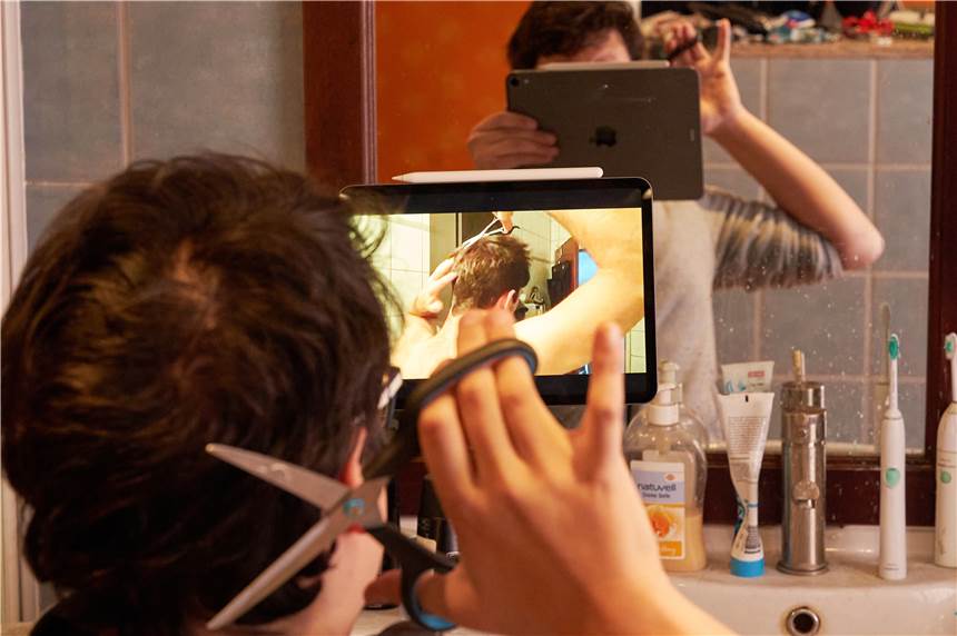 Haarschnitt in Corona-Zeiten: Worauf zu achten ist Weil Friseursalons aktuell geschlossen sind, probieren sich viele Menschen am eigenen Haarschnitt.
