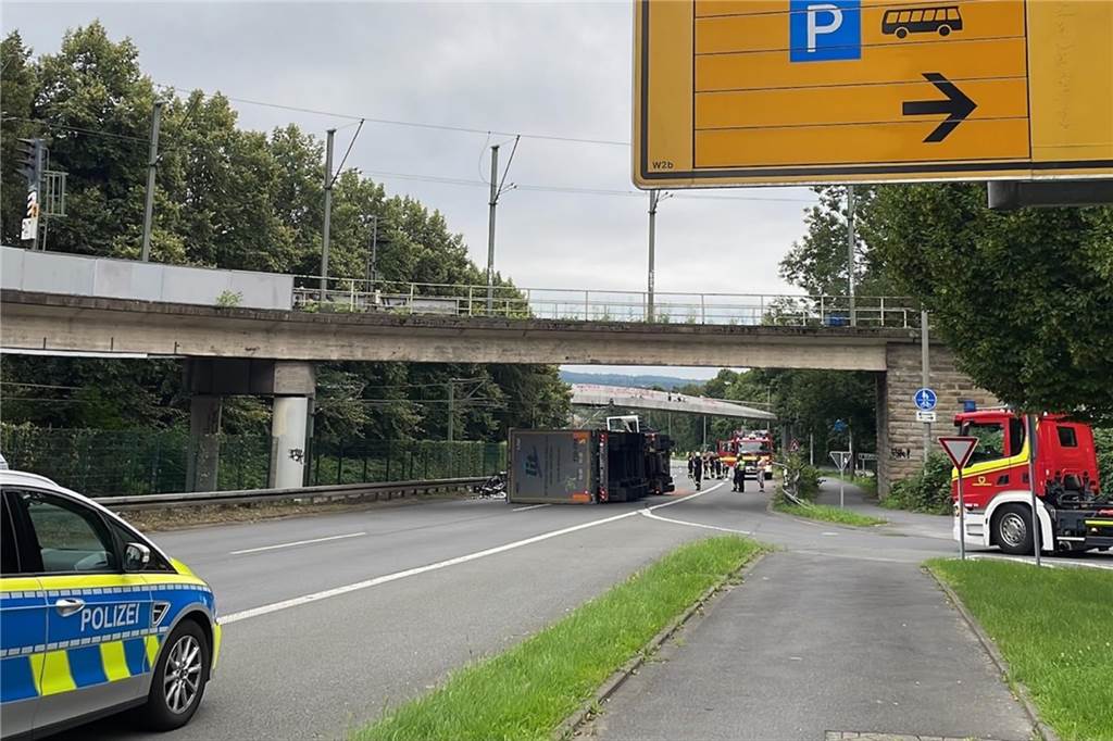 Bombenfund in Dortmund: B1 und B54 müssen noch heute gesperrt werden Weil hier nach einem Unfall ein LKW umgekippte, blieb die B54 in Dortmund am Mittwochabend auch nach der erfolgreichen Bombenentschärfung noch gesperrt.