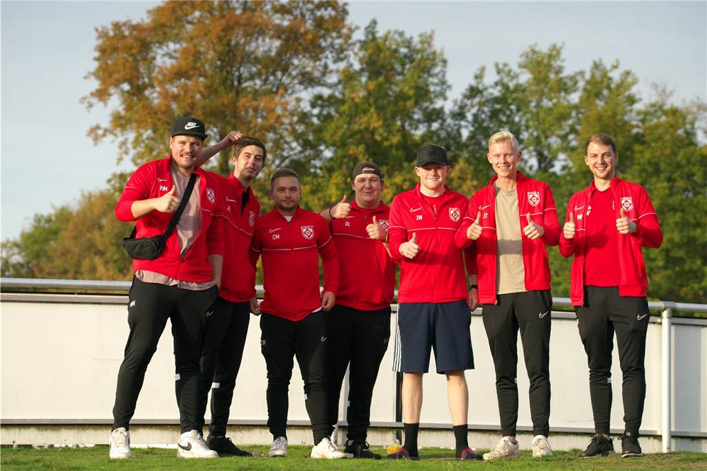 Weil ihr Spiel kurzfristig ausfiel, besuchten einige Spieler des SV Hullern das Bezirksliga-Derby.