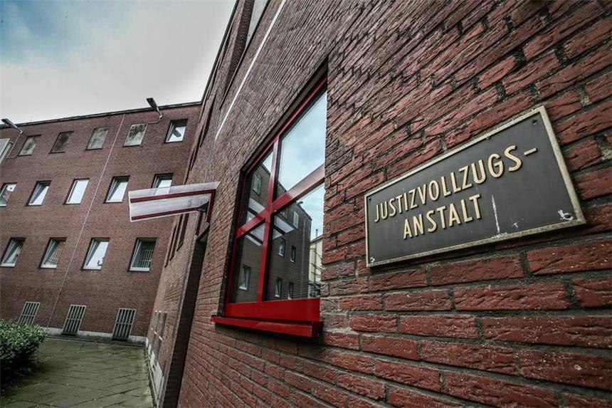 Für Imame ist der Zutritt zum Gefängnis verboten Weil Imamen der Zutritt derzeit nicht erlaubt werden kann, können in der JVA keine Freitagsgebete stattfinden.