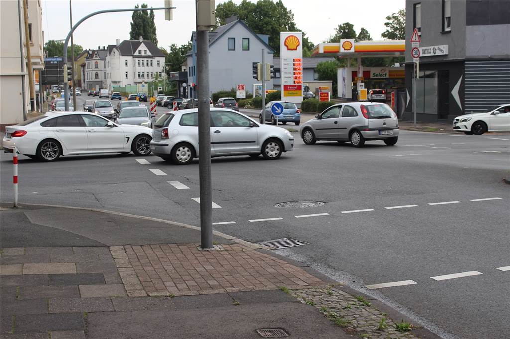 Vier Unfälle an drei Tagen: Chaos auf B235-Kreuzung im Dortmunder Westen Weil keine Ampel den Verkehr regelt, kommt es immer wieder zu chaotischen Szenen auf der Provinzial-Straße.