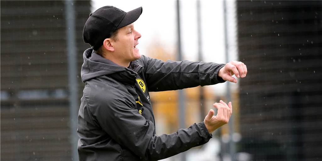 Geppert-Nachfolger gefunden: BVB-Nachwuchs-Chef Ricken präsentiert neuen U17-Trainer BVB-Coach Sebastian Geppert gestikuliert am Spielfeldrand.