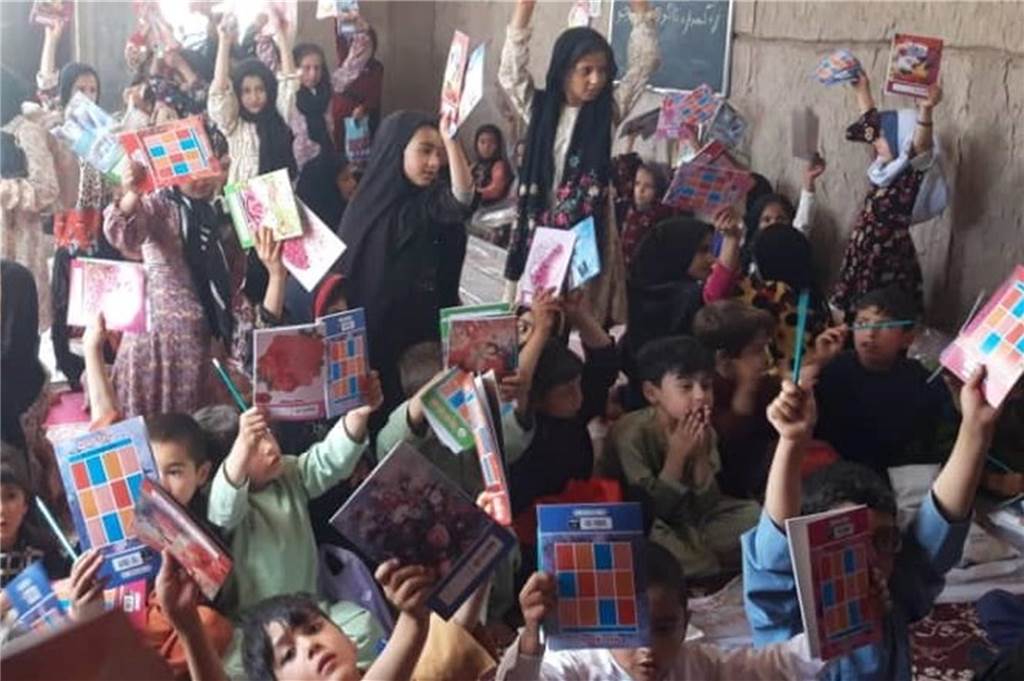 Latifa Saljuki zurück aus Afghanistan: „Schmerzhaft, die Not zu sehen“ Kinder mit Schulbüchern in den Händen