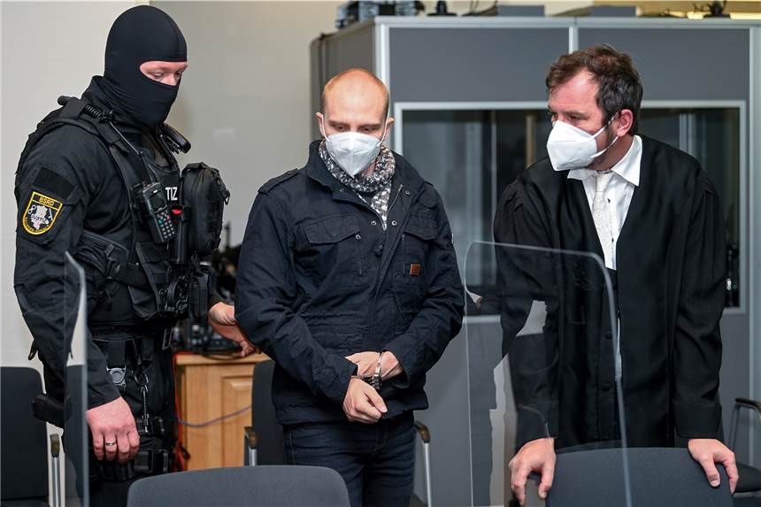 Relativierte seine Tat: Polizistin schreibt heimlich Briefe an Attentäter von Halle Weil sie eine Brieffreundschaft mit dem verurteilten Attentäter von Halle ((hier in der Mitte) pflegte, ist eine Polizistin suspendiert worden.