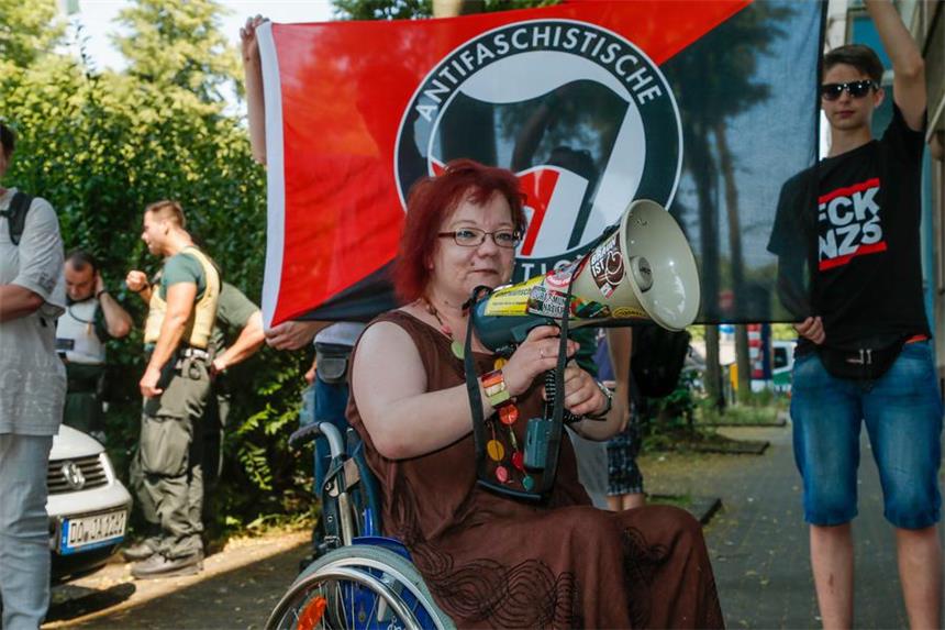 Drohanrufe nach Demo - 32-Jähriger unter Verdacht Weil sie eine Flüchtlings-Demo angemeldet hat, hat Dorothea Moesch Drohungen von Neonazis erhalten.