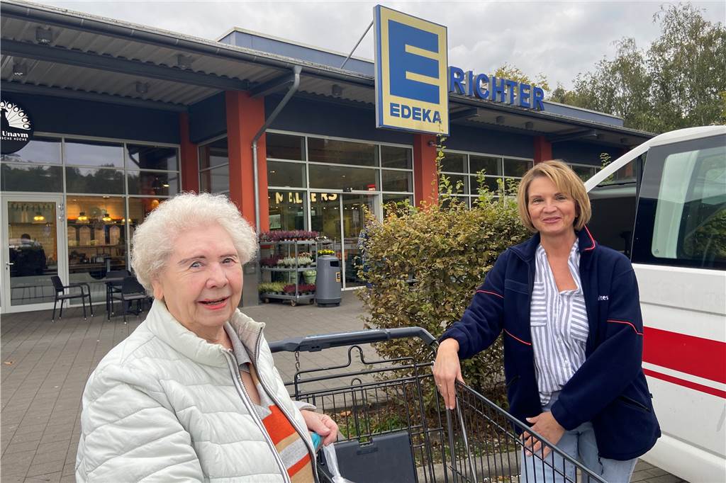 Selbstständig bleiben mit Hilfe: Einkaufen geht Margit Robbert (94) mit den Maltesern Margit Robbert und Silke Geesmann vor dem Edeka Richter beim gemeinsamen Einkauf.