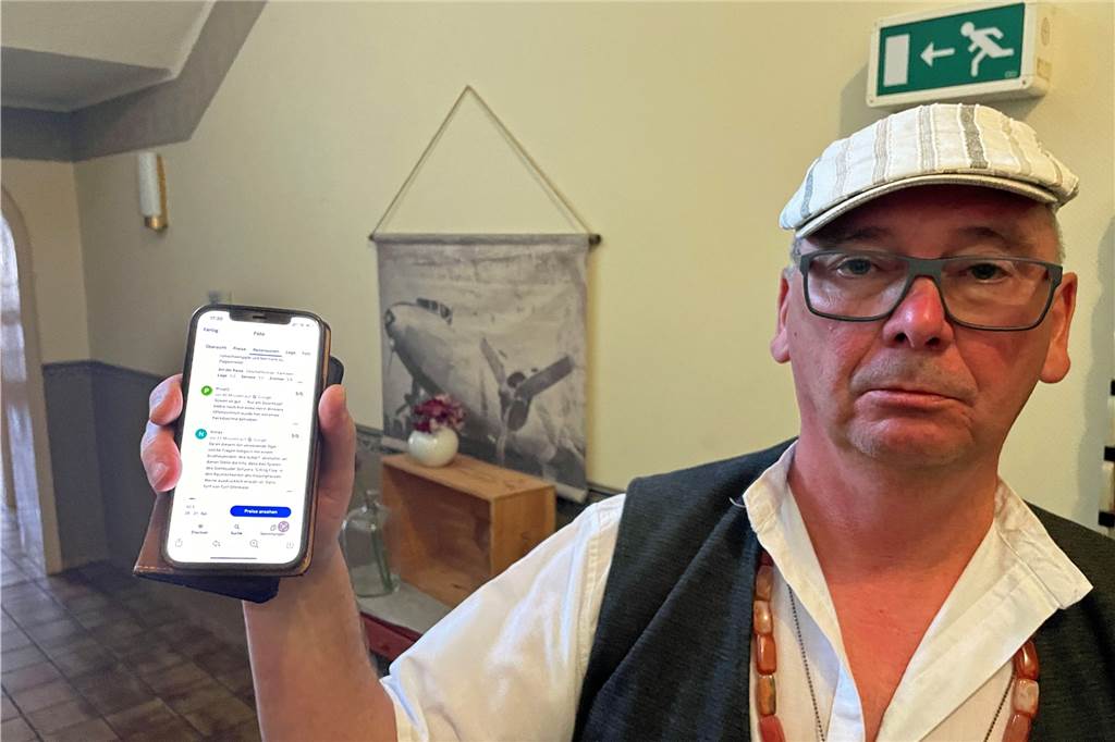 Mit Video: „Drachenlord“ löst Polizeieinsatz am Kolpinghaus Werne aus Der Stadthotel-Wirt Horst Nussbaum zeigt sein Handy.