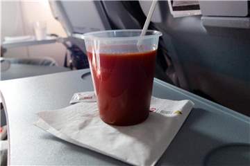 Weil Tomatensaft in der Luft so beliebt ist, bietet ihn die Lufthansa-Tochter Swiss nun auch auf vielen kürzeren Europastrecken an. Foto: Maurizio Gambarini