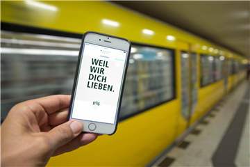 "Weil wir dich lieben": Werbespruch der Berliner Verkehrsbetriebe. Foto: Jörg Carstensen