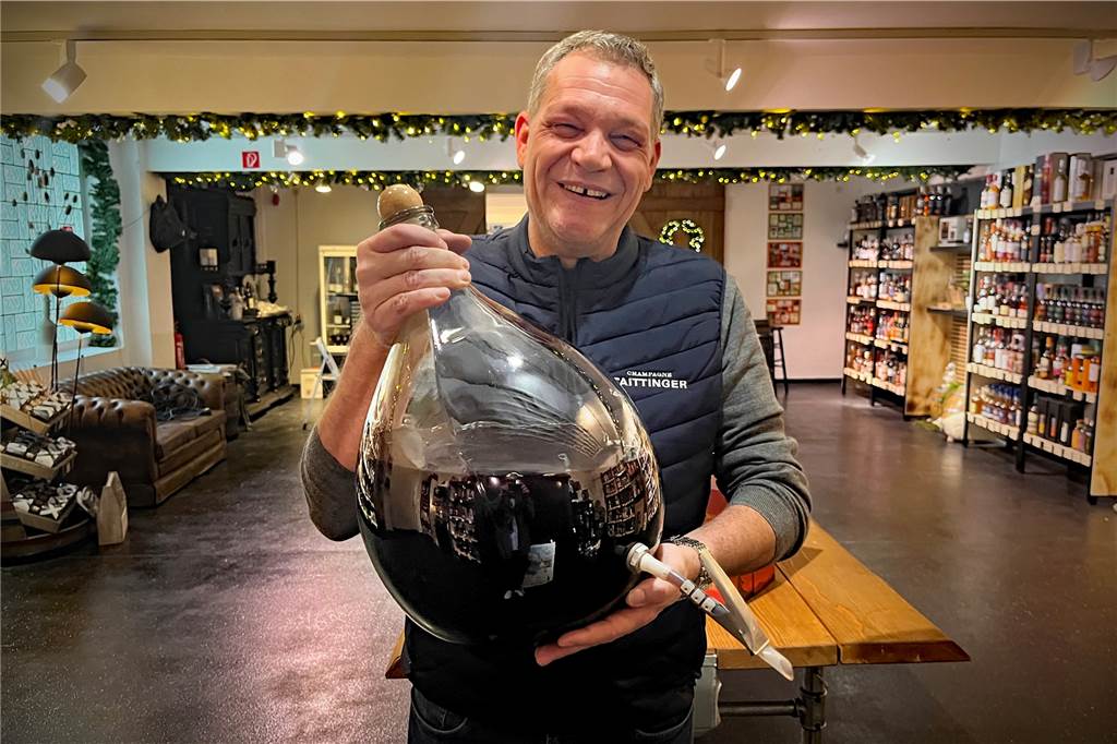 Das Kreuzviertel hat jetzt seinen eigenen Glühweinstand Wein-Experte und "Glühweinkoch" Kai Kober hält stolz seinen Glühwein in die Kamera. Das "rote Gold" der Weihnachtszeit kann man im Stendels auch für Zuhause kaufen.