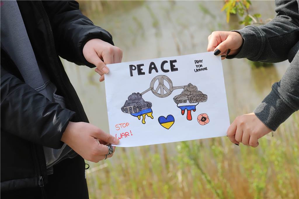 700 Meter lange Menschenkette: Schüler protestieren gegen Ukraine-Krieg Weinende Panzer, die durch ein Peace-Zeichen miteinander verbunden sind: Bei der Menschenkette hatten sich die Schülerinnen und Schüler viel Mühe mit den selbstgemachten Plakaten gegeben.