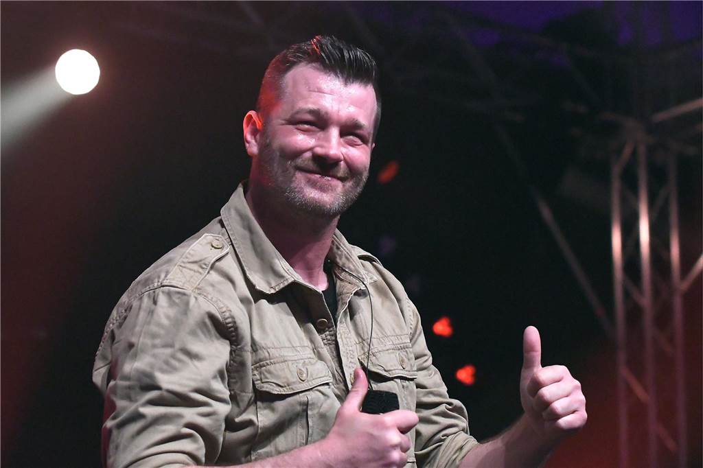 Weiß der Geier: Achim Petry wandelt in den Fußstapfen von Ruhrgebiet-Ikone Wolfgang Petry. So manchen Klassiker interpretierte er auf der Solidarfonds-Party 2023 in Castrop-Rauxel.