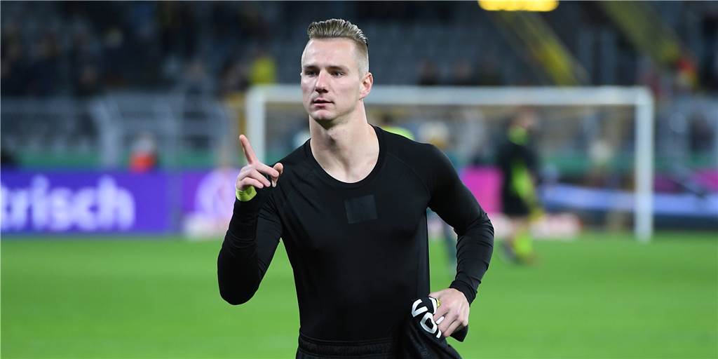 BVB-Keeper Unbehaun hofft auf DFB-Debüt – neue Konstellation spornt ihn zusätzlich an Luca Unbehaun vom BVB hebt den Zeigefinger.