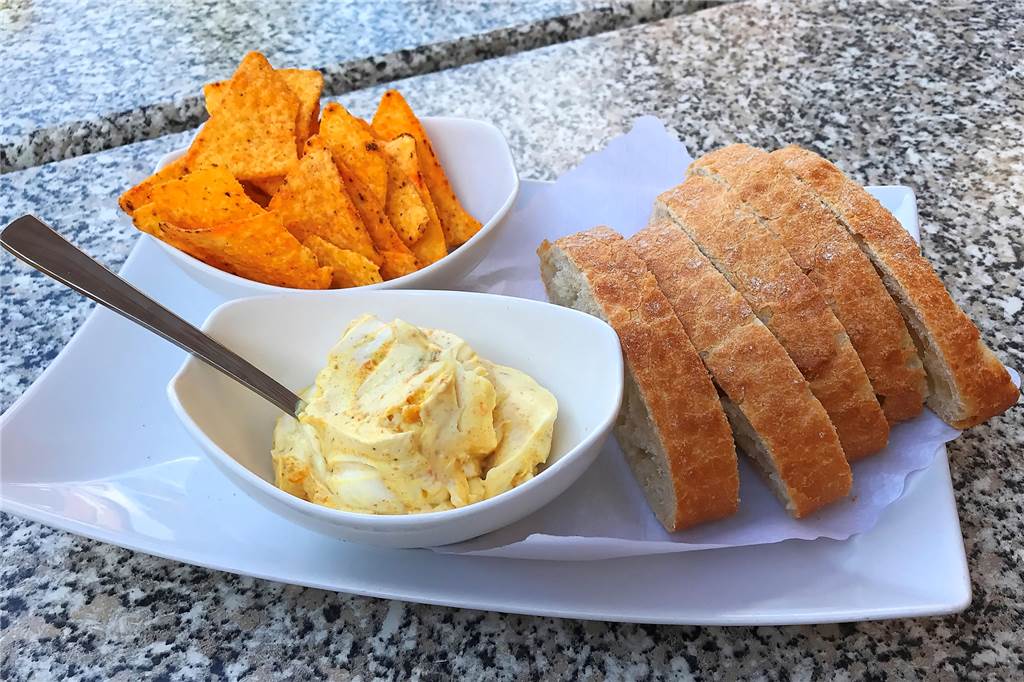 Weißbrot mit Tortilla-Chips. Die gewürzte Butter dazu passte gut zum Brot und auch zu den Chips.