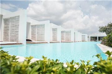 Weiße Bauhaus-Bungalows, scheinbar endlose Pools: das Konzepthotel Casa Cook auf Rhodos. Foto: Philipp Laage