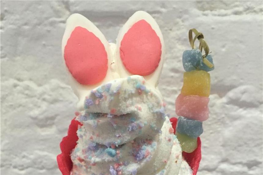 Eis mit Hasenohren wird in New York zum Instagram-Hit Weiße Hasenohren aus Zucker krönen ein Eis vom Eisladen Taiyaki in Manhattan. Foto: Christina Horsten