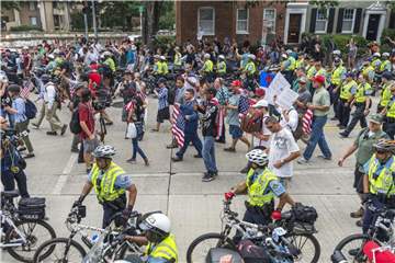 Weiße Nationalisten tragen US-Nationalflaggen und marschieren zum Lafayette Square in Washington. Foto: Craig Hudson/Charleston Gazette-Mail