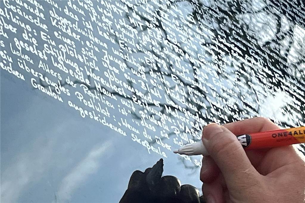 Vera Vorneweg schreibt Handschrift auf die Fassade der Stadtbibliothek Weiße Schrift auf dunkler Fassade: Schon durch den massiven Textblock macht die Installation Eindruck. Den Text wird die Künstlerin Vera Vorneweg am 24. August bei einer Lesung vorstellen.