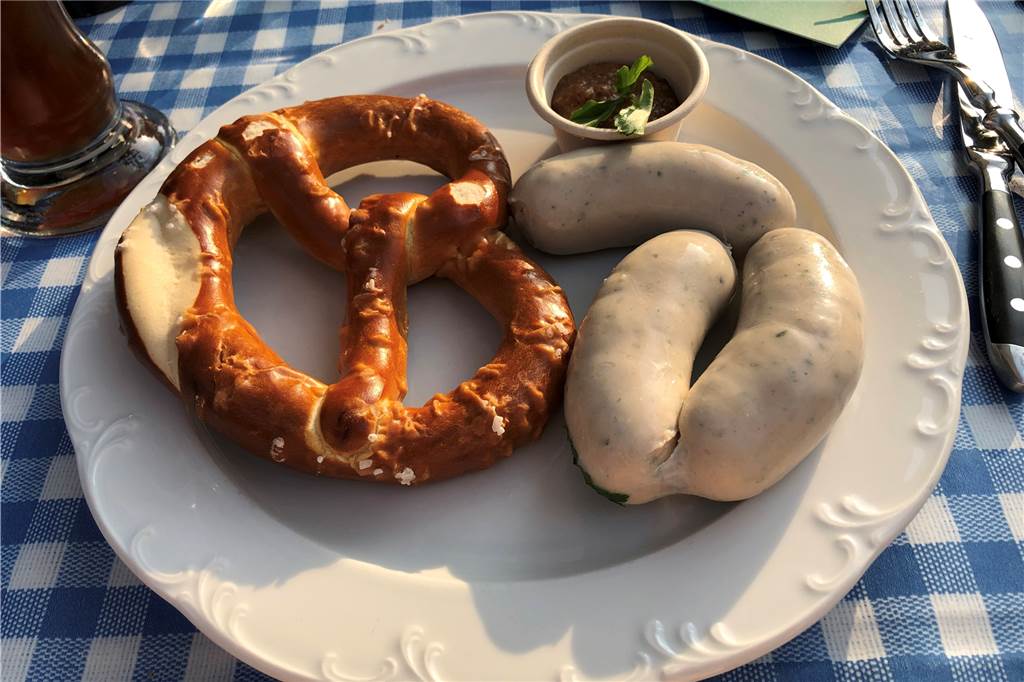 Das sind die schönsten Biergärten in Dortmund – Übersicht, Check und Karte Weißwürste mit ofenfrischer Brez‘n und süßem Senf im Spatengarten.