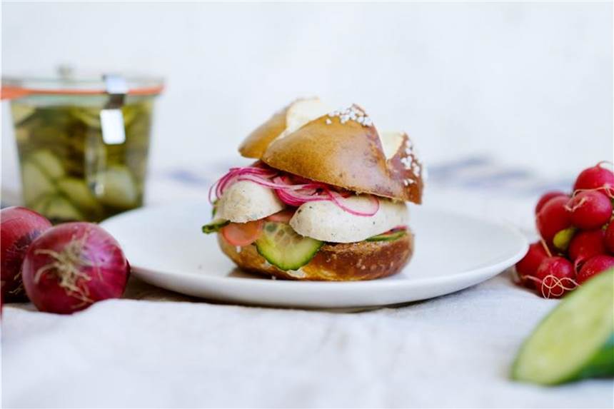 Das Weißwurst-Sandwich mit süßem Senf und sauren Gurken Weißwurstfrühstück mal anders: Hier im Laugenbrötchen mit eingelegtem Gemüse. Foto: Jessica Benczewski