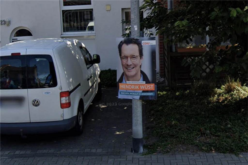 Lustige Momente durch bei Google Street View eingefangen Weit und breit das einzige Wahlplakat. Es wurde nach der NRW-Landtagswahl 2022 wohl vergessen.