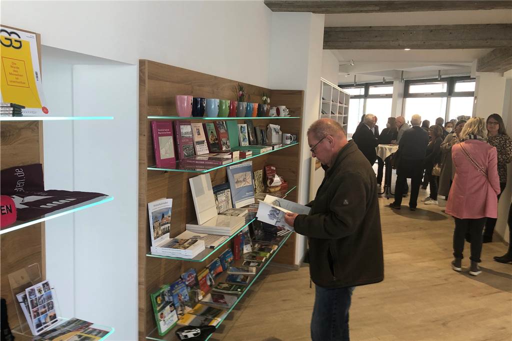 Sabine Fischer und die Stadtinfo sind ins Stadthaus umgezogen Ein Mann steht an einem Buchregal in der neuen Stadtinfo.
