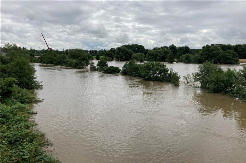 An einem Baum festgehalten: Feuerwehr rettet Person aus den Wassermassen in den Ruhrwiesen Weite Teile der Ruhrwiesen und des Ruhrtals wurden überschwemmt.