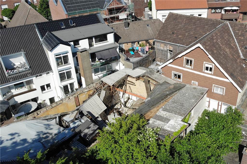 Platz für neue Gastronomie: Altes Kino am Olfener Marktplatz wird abgerissen Weite Teile des Dachstuhls sind im Sommer 2021 eingebrochen. Vom Marktplatz aus ist der Schaden nicht zu sehen.