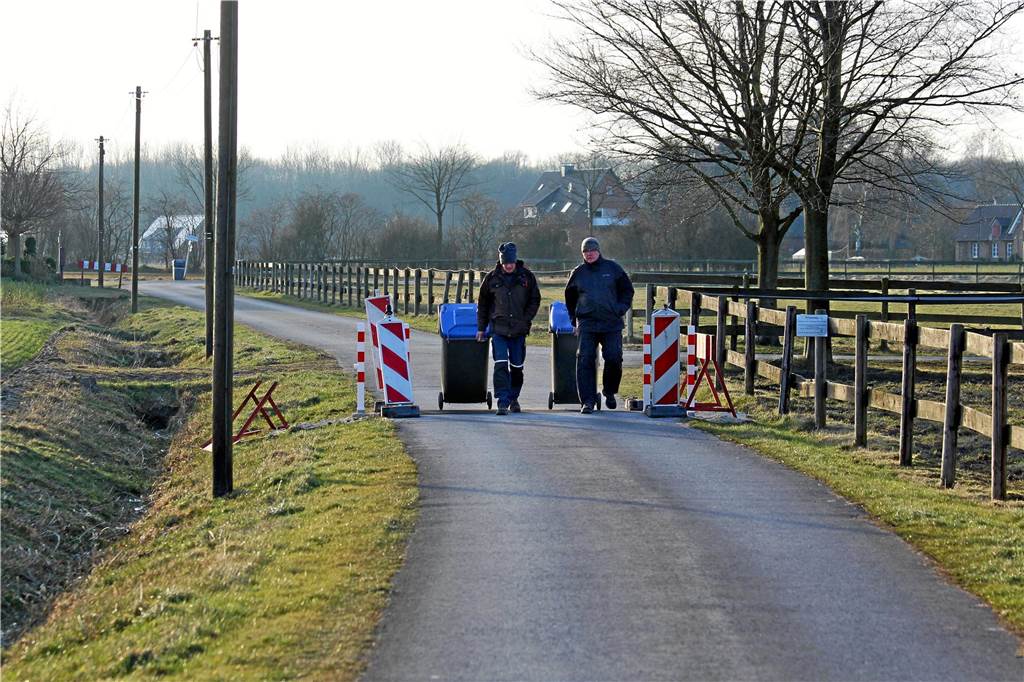 Weite Wege müssen die Anwohner Im Nierfeld zurücklegen, um ihre Mülltonnen zum Sammelplatz an der Straße am Romberg zu bringen beziehungsweise abzuholen. Müllfahrzeuge können ihre Grundstücke nicht mehr anfahren. Das Archivbild entstand kurz nach der Sperrung. 