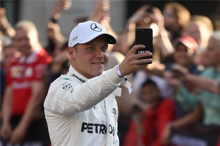 Jahresvertrag für Bottas lässt Raum für Spekulationen Weiter im Silberpfeil: Der Finne Valtteri Bottas fährt auch in der Saison 2018 bei Mercedes. Foto: Daniel Hambury