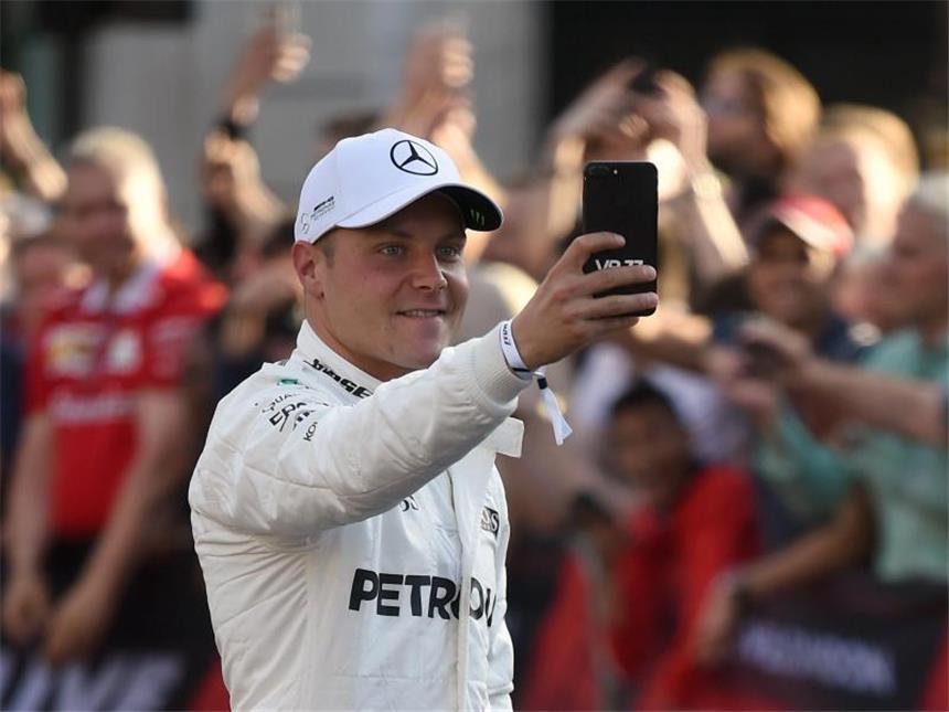 Jahresvertrag für Bottas lässt Raum für Spekulationen Weiter im Silberpfeil: Der Finne Valtteri Bottas fährt auch in der Saison 2018 bei Mercedes. Foto: Daniel Hambury