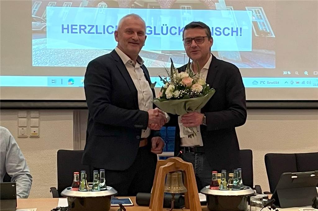 Deutliches Votum: Günter Wewers als Erster Beigeordneter wiedergewählt Berthold Dittmann (r.) gratuliert Günter Wewers.