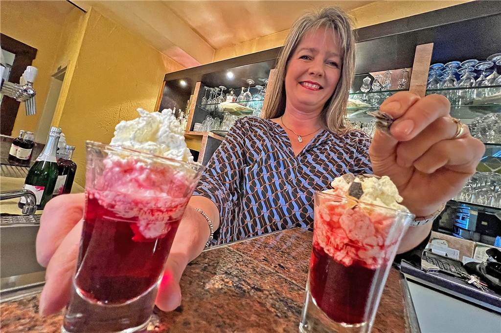 Weitere Variation des in Methler erfundenen Getränks: Der sogenannte Mazzoletti Shot. Das ist Preiselbeer-Likör pur mit einem Sahnehäubchen, wie hier von Claudia Mazzoletti kredenzt.