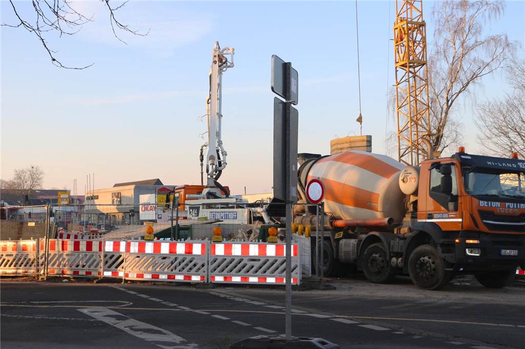 Berkelbrücke: Neue Widerlager betoniert – alter Mittelpfeiler abgerissen ein Betonmischer steht an der baustelle in Stadtlohn