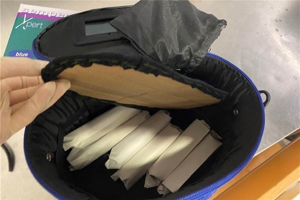 Zoll ertappt kreative Schmugglerin mit über 2000 Zigaretten am Flughafen Weitere Zigaretten befanden sich unter einem doppelten Boden in einer Kosmetiktasche.