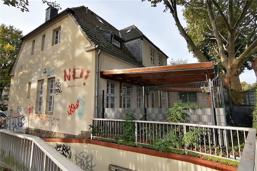 Ärger um Dach-Sanierung: Dortmunder Gastronom erteilt Handwerkern Hausverbot Weiteres Ärgernis: Für die Sanierungsarbeiten soll auch die Bedachung des Biergartens abgebaut werden.